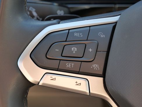 Certified 2025 Volkswagen Atlas SEL Premium R-Line image 32