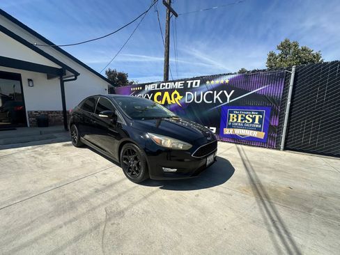 Used 2016 Ford Focus SE w/ Equipment Group 201A FWD image 3