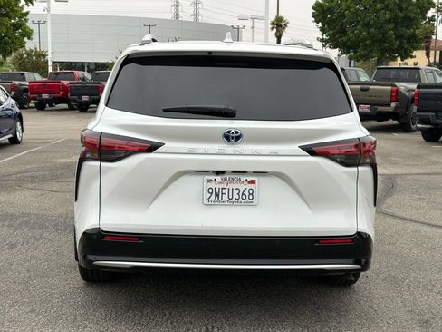 Certified 2025 Toyota Sienna Platinum FWD image 4