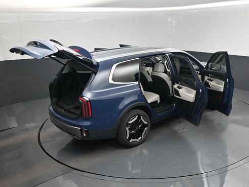 Certified 2024 Kia Telluride EX w/ EX Captain's Chair Package FWD image 29