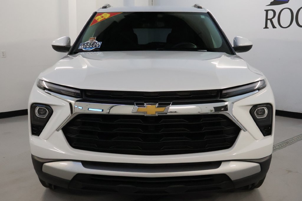 Used 2025 Chevrolet TrailBlazer LT AWD/4WD image 2