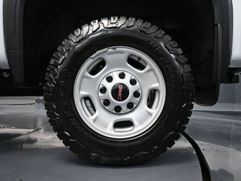 Used 2025 GMC Sierra 2500 SLE image 15