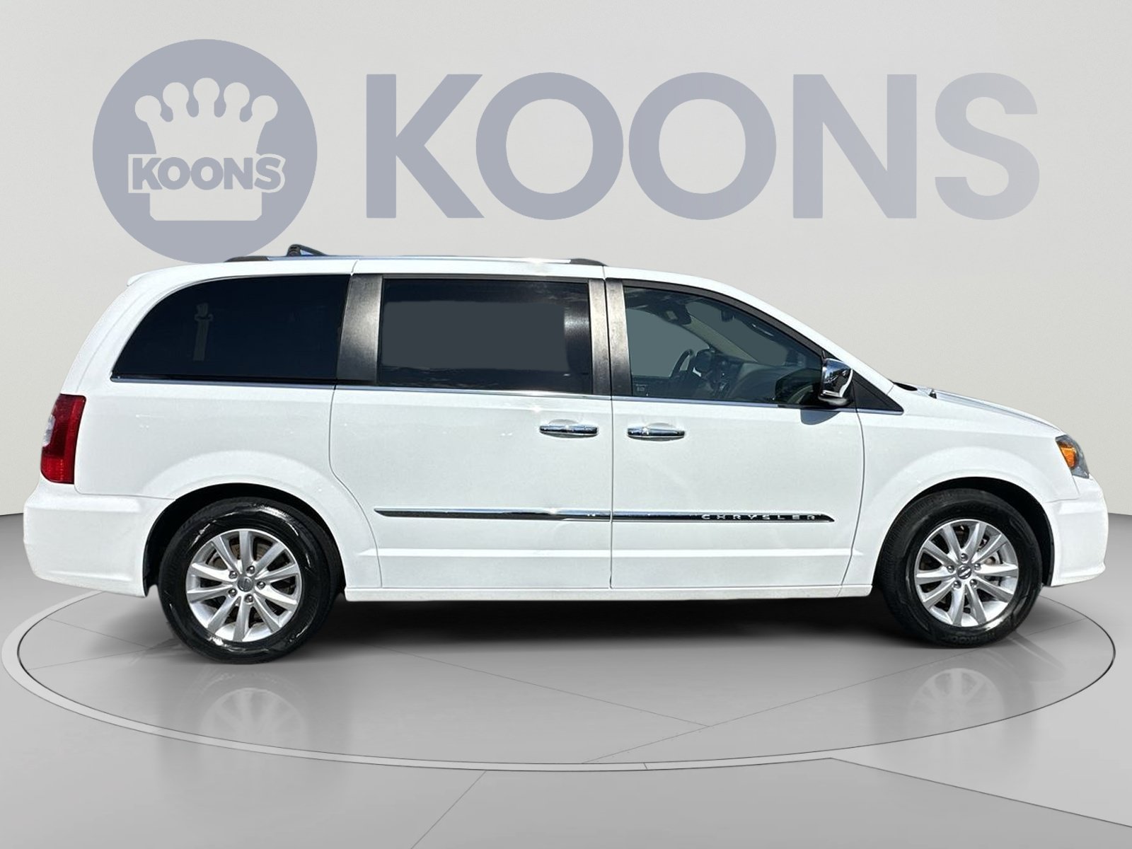 Used 2016 Chrysler Town & Country Limited Platinum FWD image 12