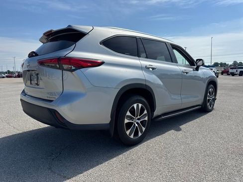 Used 2021 Toyota Highlander XLE AWD/4WD image 7