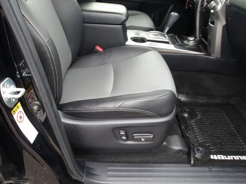 Used 2018 Toyota 4Runner SR5 Premium image 9