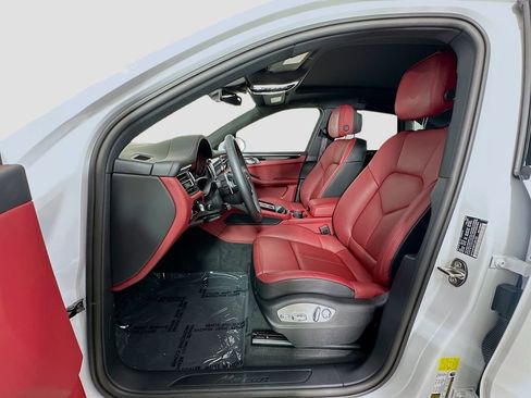 Certified 2026 Porsche Macan AWD/4WD image 5