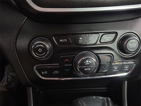 Used 2019 Jeep Cherokee Trailhawk w/ Cold Weather Group image 15