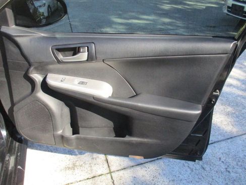 Used 2012 Toyota Camry SE w/ Leather Pkg image 18