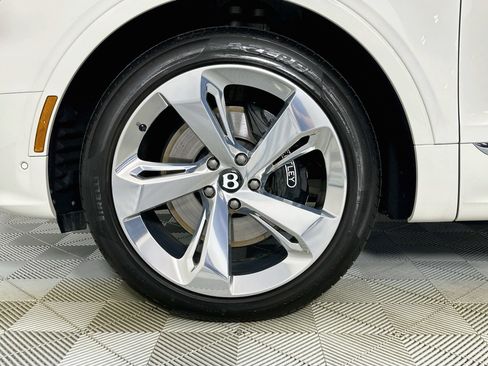 Used 2025 Bentley Bentayga AWD/4WD image 6