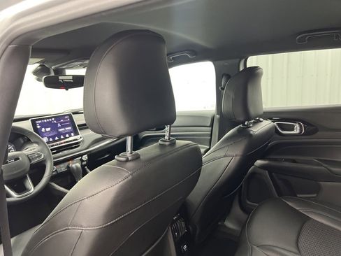 Used 2025 Jeep Compass Latitude w/ Altitude Special Edition image 12