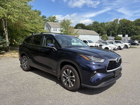 Used 2024 Toyota Highlander XLE AWD/4WD image 9