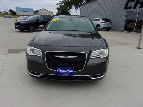 Used 2019 Chrysler 300 Touring image 4