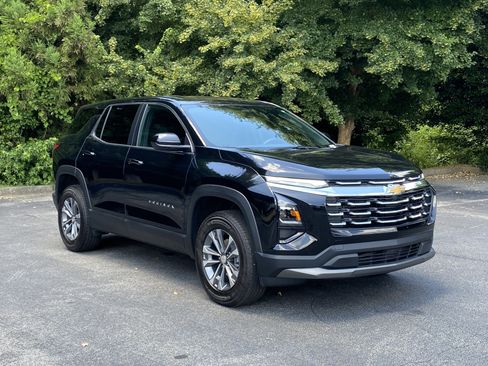 Used 2026 Chevrolet Equinox LT FWD image 2