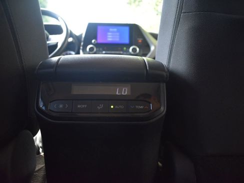 Used 2025 Toyota Highlander LE FWD image 30