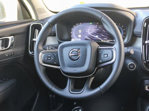 Used 2025 Volvo XC40 B5 Plus image 16