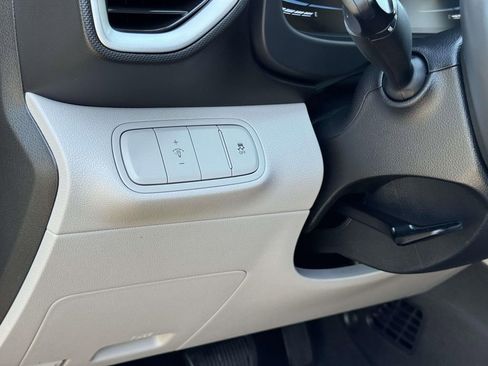 Used 2025 Hyundai Venue SEL FWD image 10