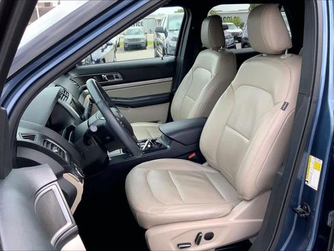 Used 2018 Ford Explorer XLT w/ Equipment Group 202A FWD image 8