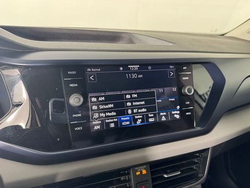 Used 2022 Volkswagen Taos SE w/ Panoramic Sunroof Package image 16