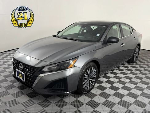 Used 2025 Nissan Altima 2.5 SV FWD image 1