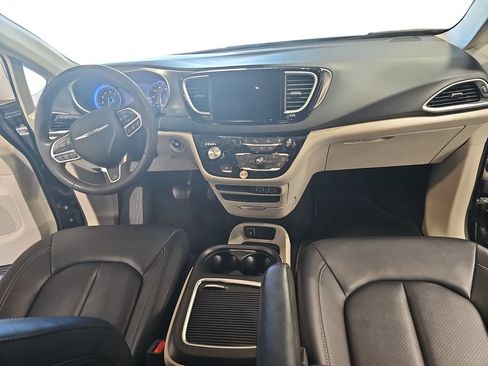 Used 2024 Chrysler Pacifica Touring-L FWD image 9