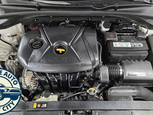 Used 2018 Hyundai Elantra GT FWD image 33