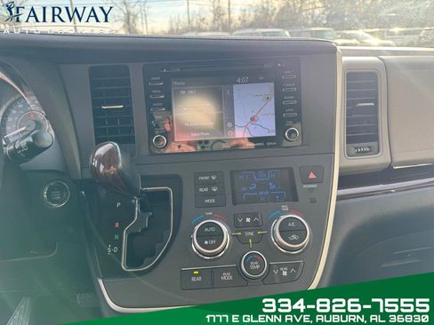 Used 2020 Toyota Sienna Limited Premium w/ Carpet Mat Package image 22