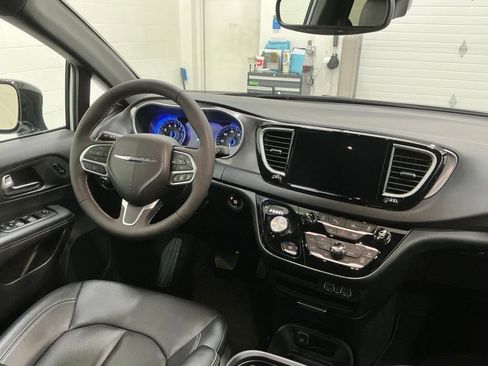 Used 2025 Chrysler Pacifica Select image 15