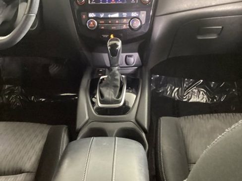 Used 2019 Nissan Rogue SV w/ Sun & Sound Touring Package image 22