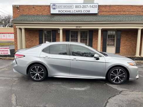 Used 2020 Toyota Camry SE image 3