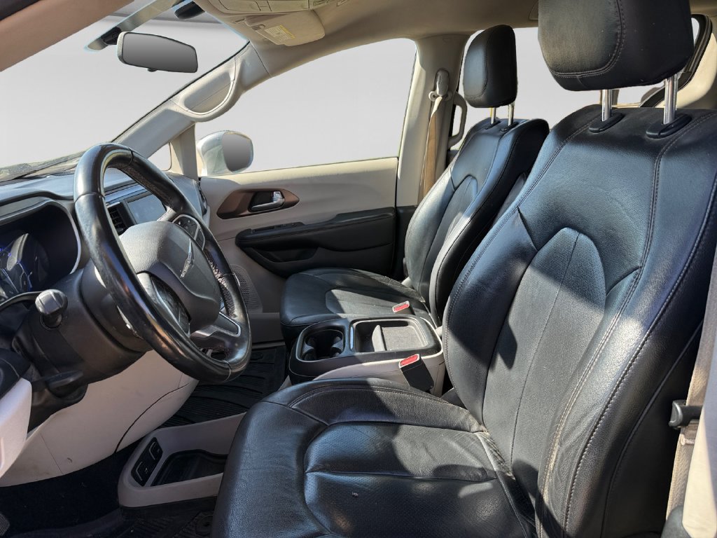 Used 2018 Chrysler Pacifica Touring-L FWD image 20