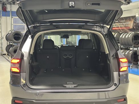 New 2025 Honda Pilot Touring image 6