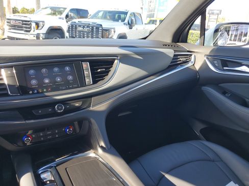 Used 2024 Buick Enclave Essence image 18