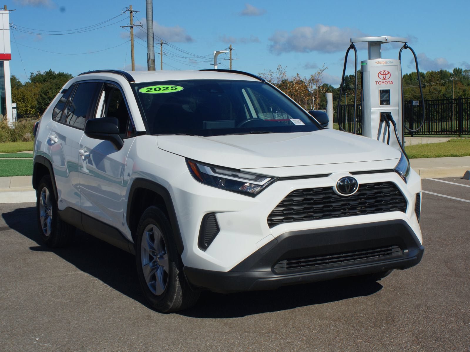 Used 2025 Toyota RAV4 LE AWD/4WD image 2