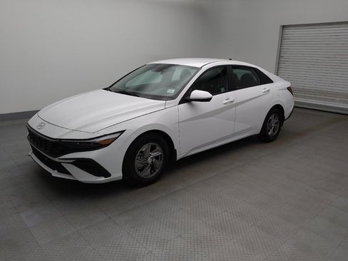 Used 2024 Hyundai Elantra SE image 2