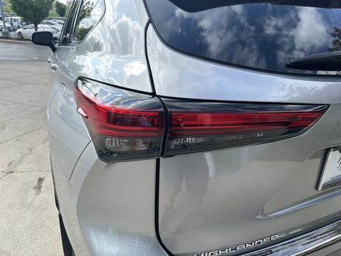 Used 2021 Toyota Highlander Platinum image 12