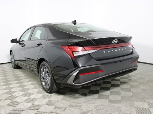 Used 2025 Hyundai Elantra Blue image 31