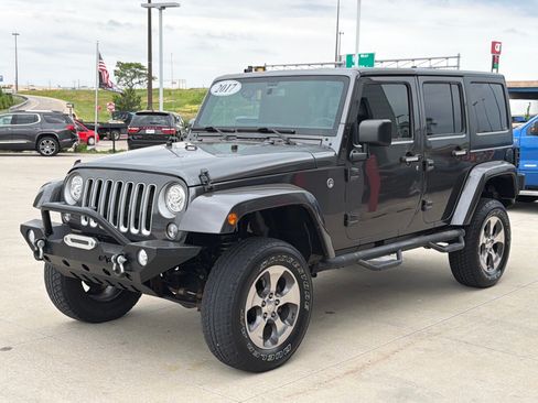 Used 2017 Jeep Wrangler Unlimited Sahara w/ Connectivity Group AWD/4WD image 4