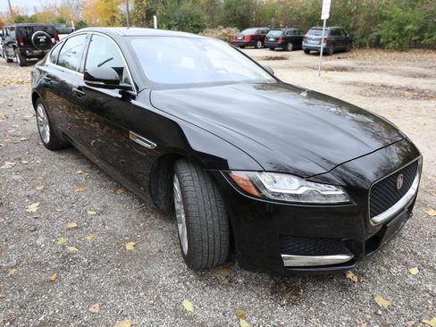 Used 2017 Jaguar XF Premium image 4