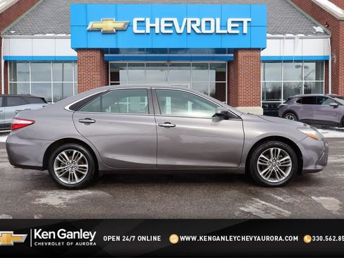 Used 2017 Toyota Camry SE image 1