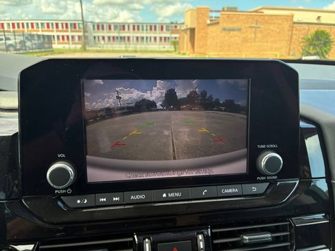 Used 2025 Nissan Pathfinder SV FWD image 21