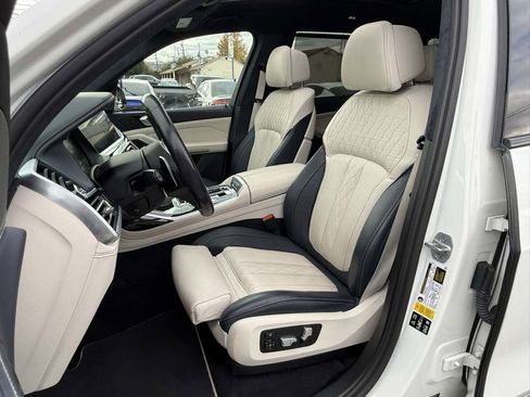 Used 2021 BMW X7 M50i image 4