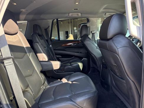 Used 2019 Cadillac Escalade 2WD image 15