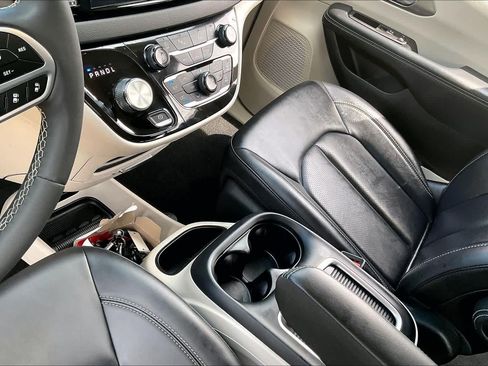 Certified 2024 Chrysler Pacifica Touring-L FWD image 16