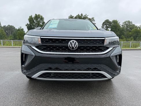 Used 2023 Volkswagen Taos SE w/ Panoramic Sunroof Package FWD image 6