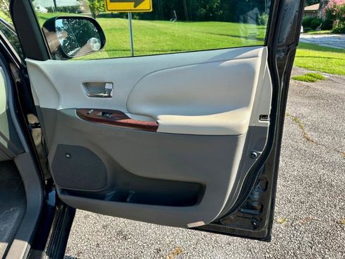 Used 2011 Toyota Sienna Limited image 7