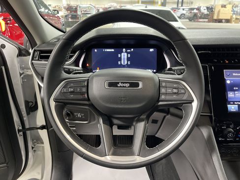 Used 2023 Jeep Grand Cherokee Laredo w/ Luxury Tech Group I image 17