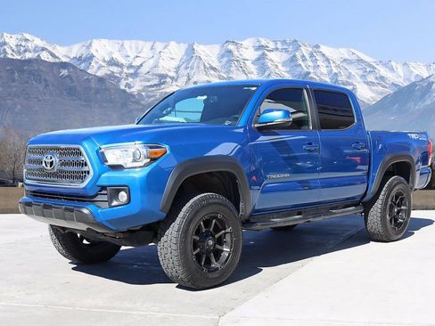 Used 2016 Toyota Tacoma TRD Off-Road w/ Premium & Technology Package image 2