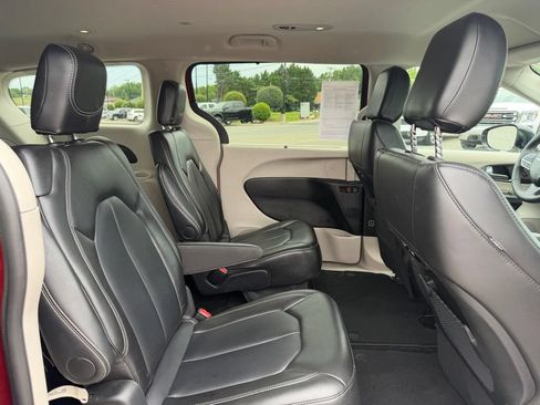 Used 2024 Chrysler Pacifica Touring-L FWD image 33