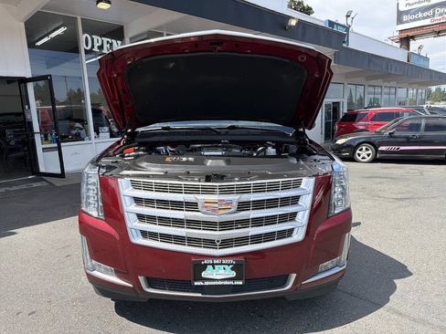 Used 2017 Cadillac Escalade ESV Premium Luxury w/ LPO, Radiant Package AWD/4WD image 15
