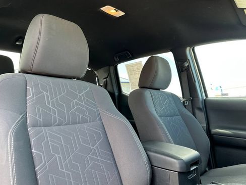 Used 2016 Toyota Tacoma TRD Sport w/ Towing Package AWD/4WD image 18